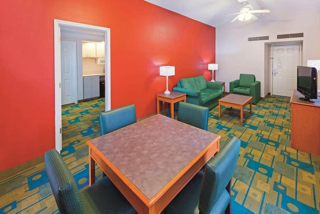 Baymont By Wyndham Lubbock - Downtown Civic Center Hotel Bilik gambar